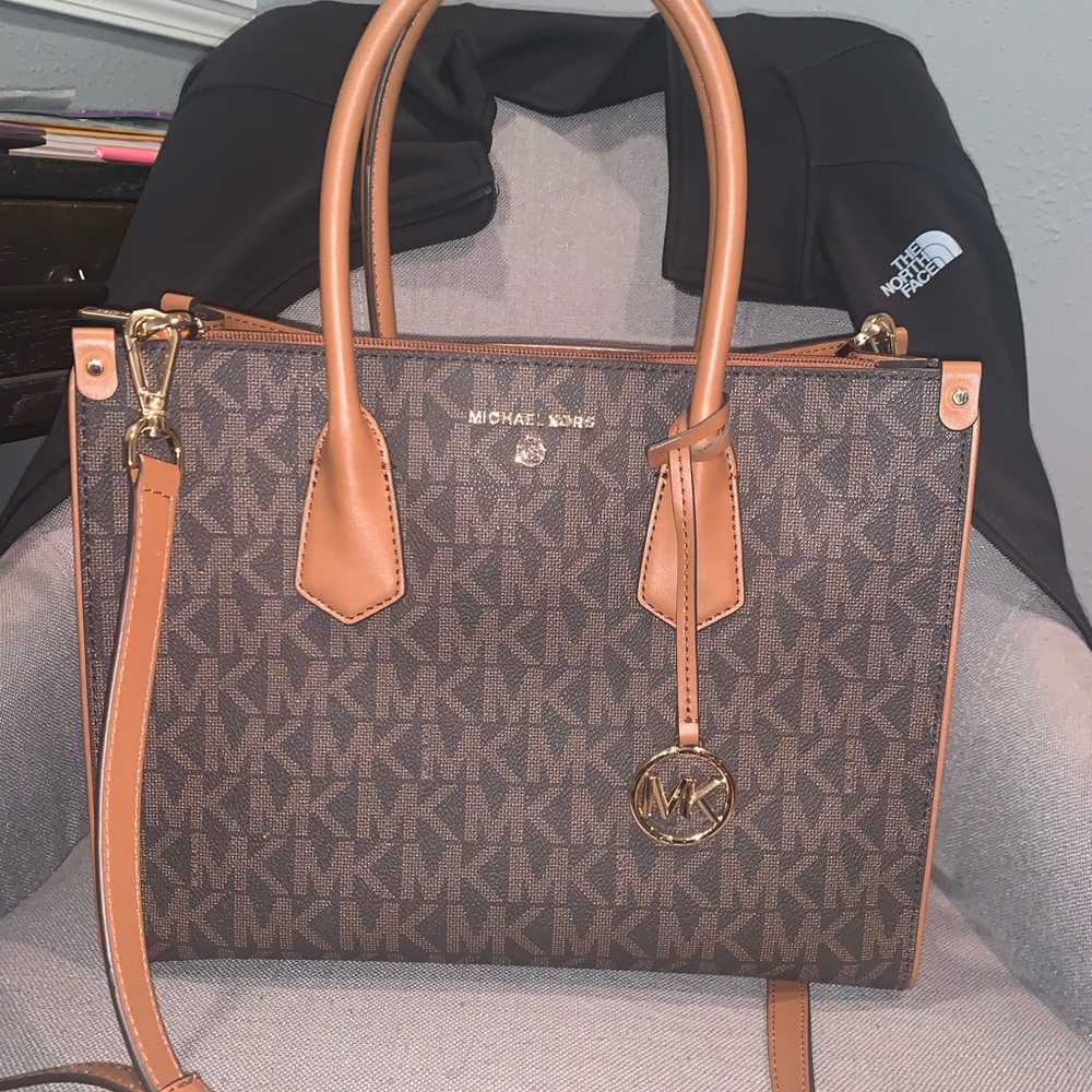 Micheal Kors Purse with a longer strap that you can take off real good condition